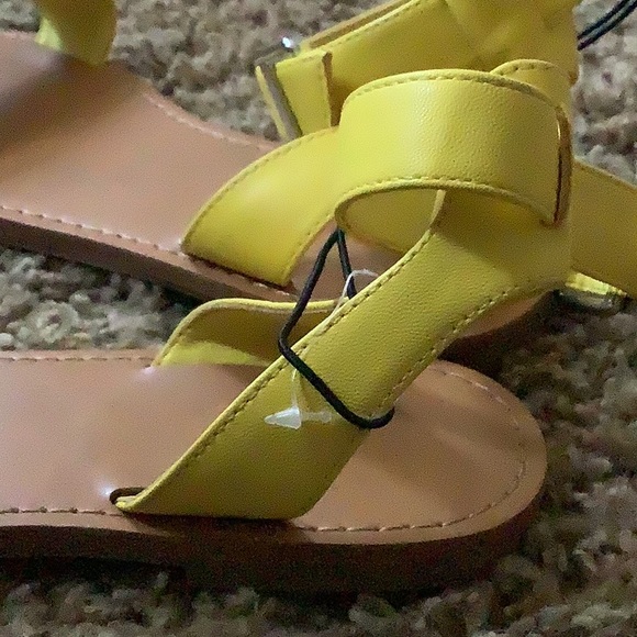 🍋🍋Ladies Forever 21 Flats🍋🍋 - Picture 3 of 4